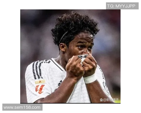 当家足球球星引领世界足坛风潮 展现个人魅力与团队精神的完美结合